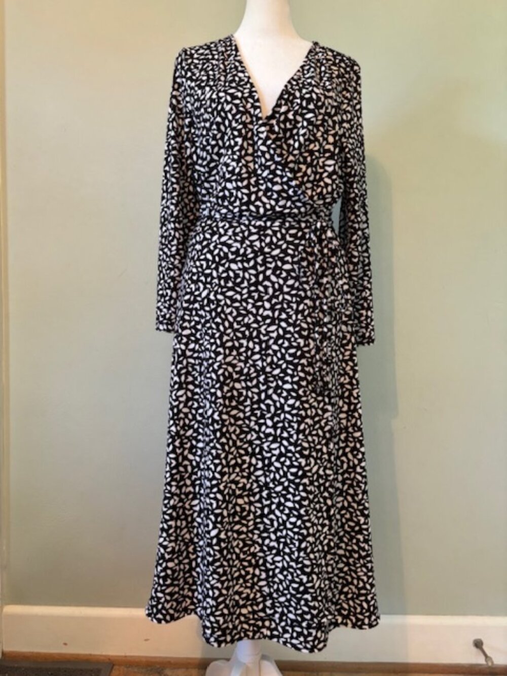 Banana Republic Black & White Leaf Print Wrap Dress Size Large